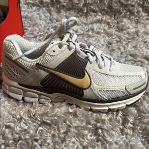 Nike Women's Sneakers in Gray and Gold